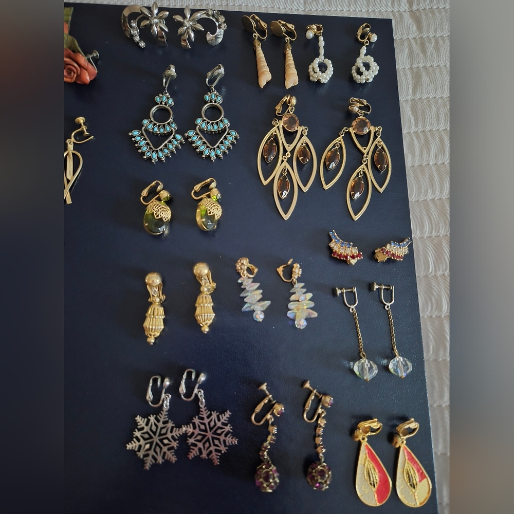 Vintage Clip On Earrings - Picture 3 of 5